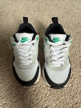 Nike Air Easy On Kids Size 8 White, Black & Green Athletic Sneakers